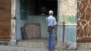 Una persona observa una lista de productos en una bodega este lunes, en La Habana (Cuba)