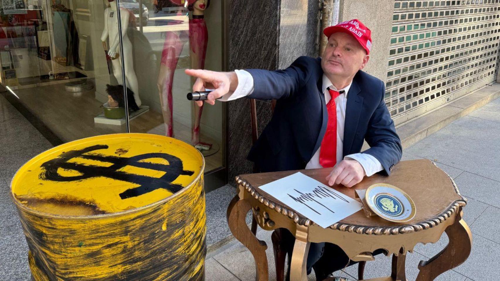 Enrique Tenreiro haciendo de Donald Trump
