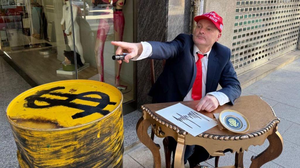 Enrique Tenreiro haciendo de Donald Trump