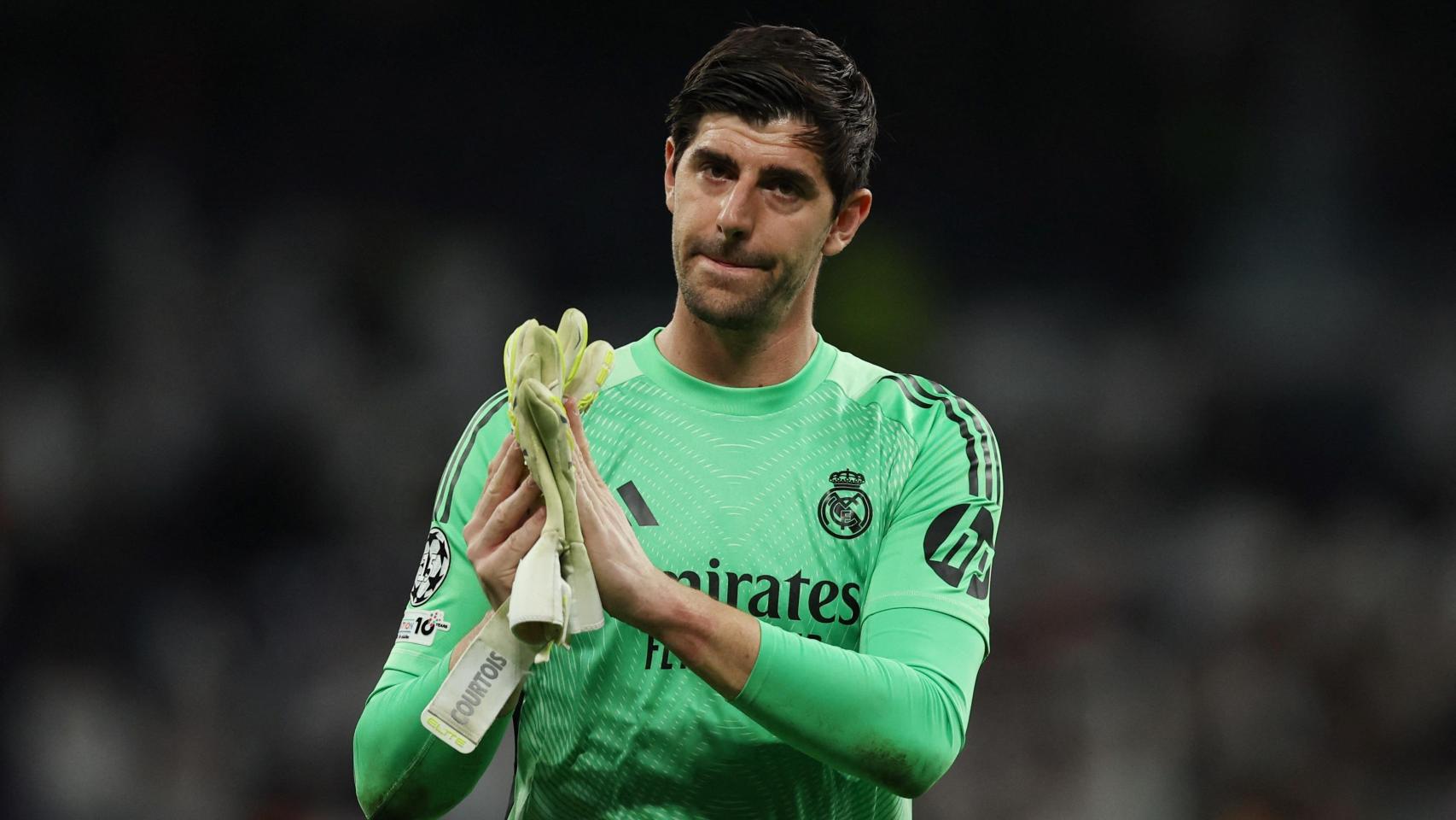 Thibaut Courtois agradece el apoyo a la afición del Real Madrid tras un partido de Champions.