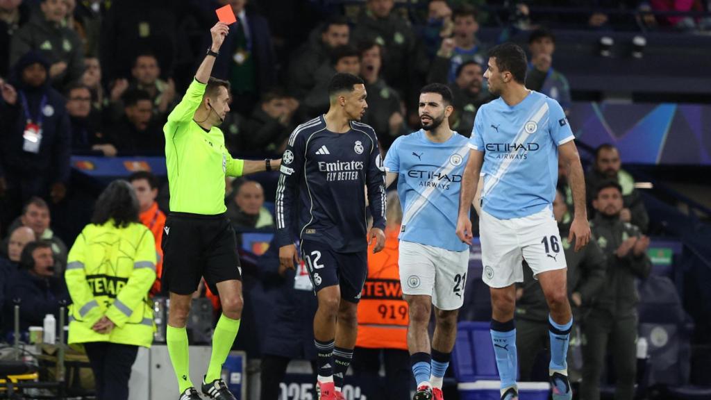 El árbitro Clément Turpin muestra la tarjeta roja a Bernardo Silva.