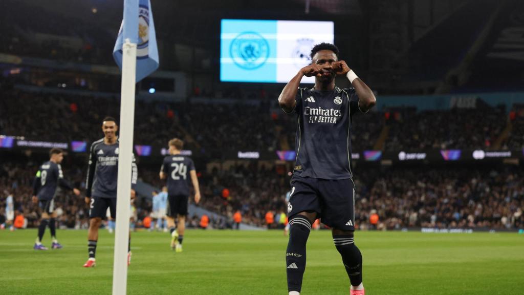Vinicius celebra el primer gol ante el Manchester City haciendo el gesto de llorar.