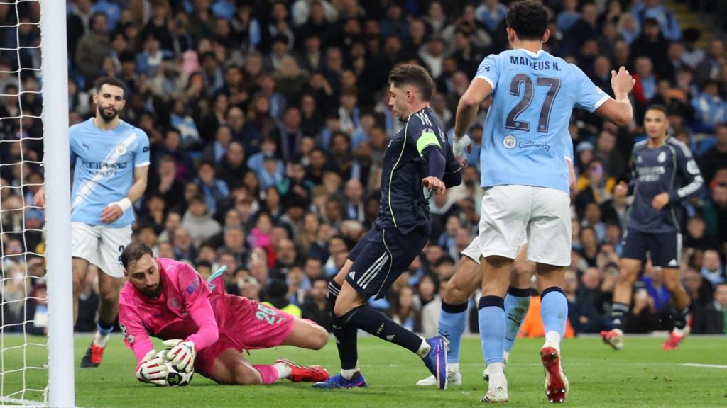 Donnarumma detiene el balón ante Fede Valverde.