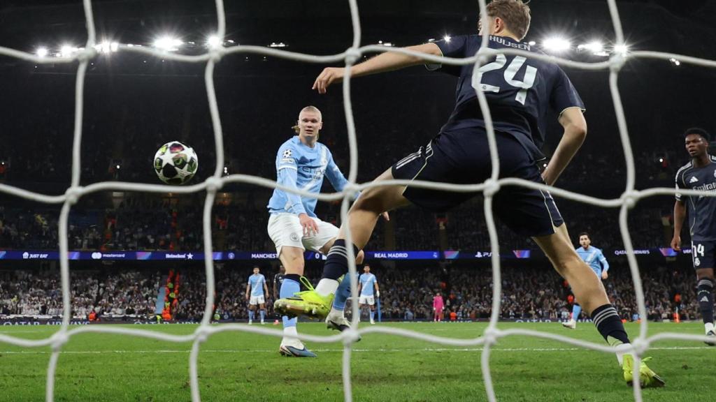 Erling Haaland anota el gol ante el Manchester City.