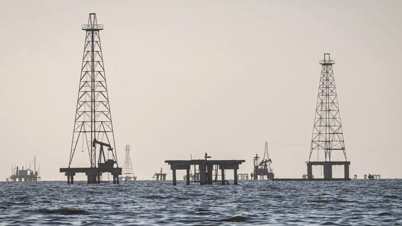 Imagen de archivo de unas plataformas petroleras en el lago de Maracaibo, en Venezuela.