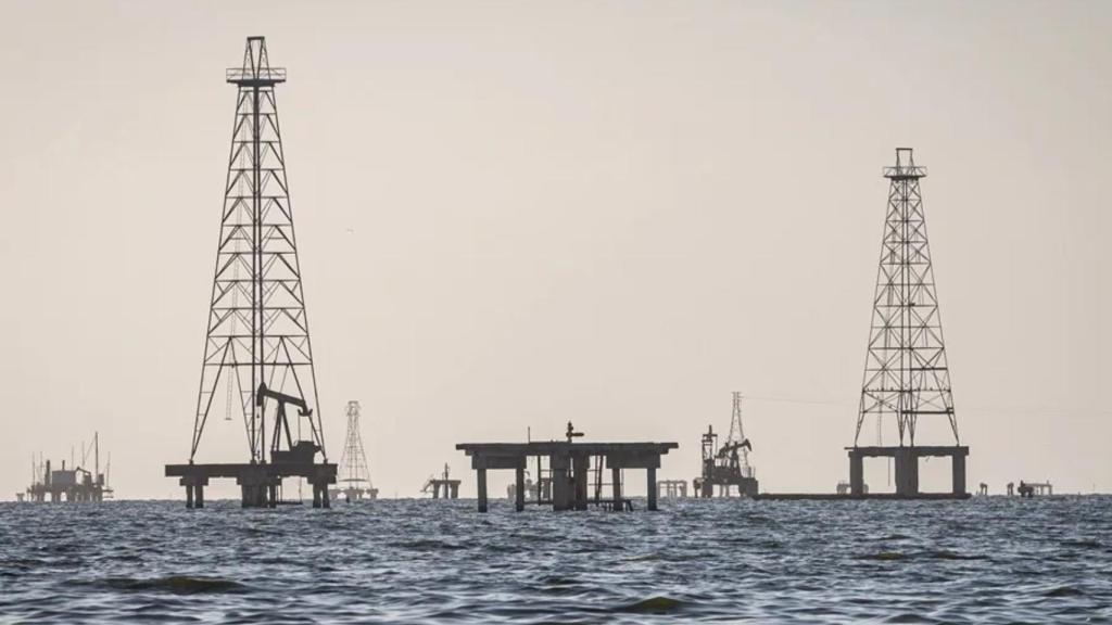 Imagen de archivo de unas plataformas petroleras en el lago de Maracaibo, en Venezuela.