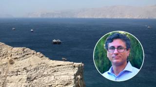 El investigador del Real Instituto Elcano Manuel Hidalgo Pérez, junto con buques en el estrecho de Ormuz vistos desde Jasab (Omán).