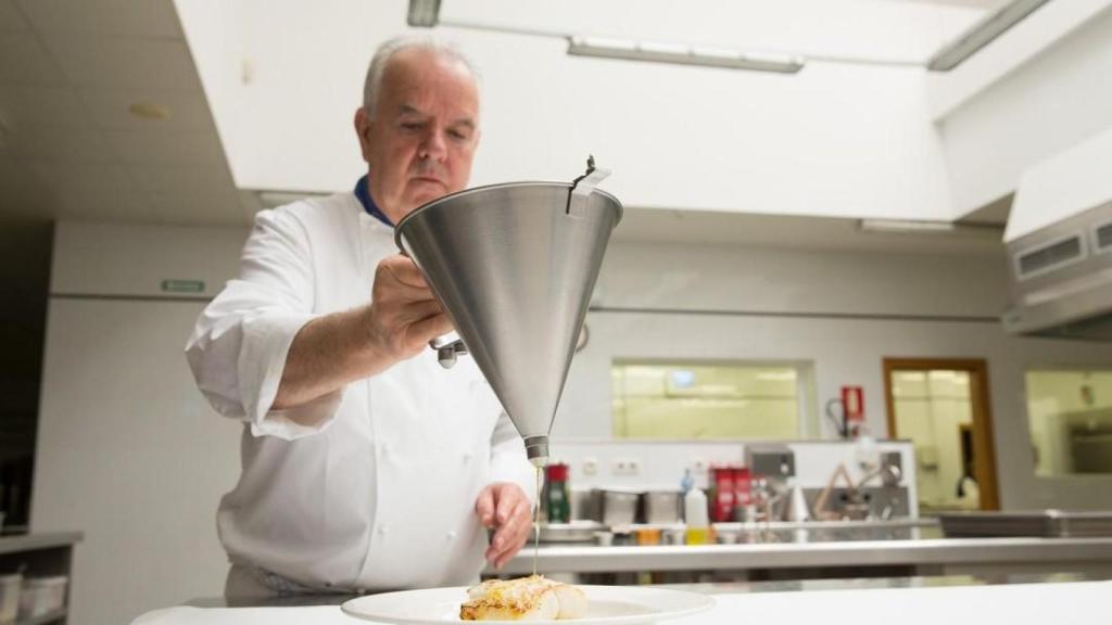 Fernando Cañas en la cocina.