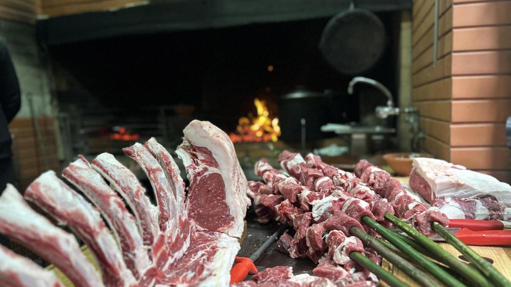 La carne de vacuno espetada a punto de pasar por la parrilla.