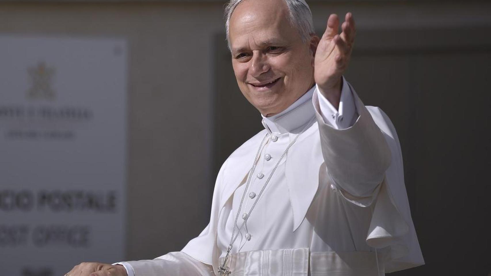 El papa León XIV recorre la plaza de San Pedro en 'papamóvil' antes de la misa de inicio de su Pontificado, en mayo de 2025.