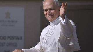 El papa León XIV recorre la plaza de San Pedro en 'papamóvil' antes de la misa de inicio de su Pontificado, en mayo de 2025.