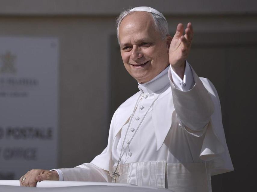 El papa León XIV recorre la plaza de San Pedro en 'papamóvil' antes de la misa de inicio de su Pontificado, en mayo de 2025.