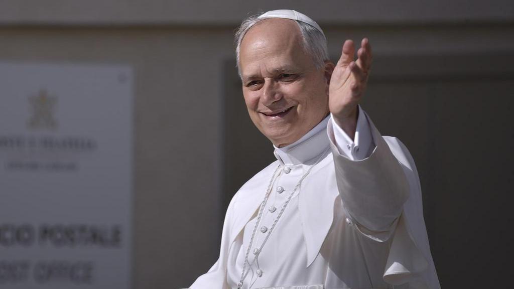 El papa León XIV recorre la plaza de San Pedro en 'papamóvil' antes de la misa de inicio de su Pontificado, en mayo de 2025.