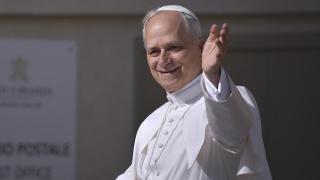 El papa León XIV recorre la plaza de San Pedro en 'papamóvil' antes de la misa de inicio de su Pontificado, en mayo de 2025.