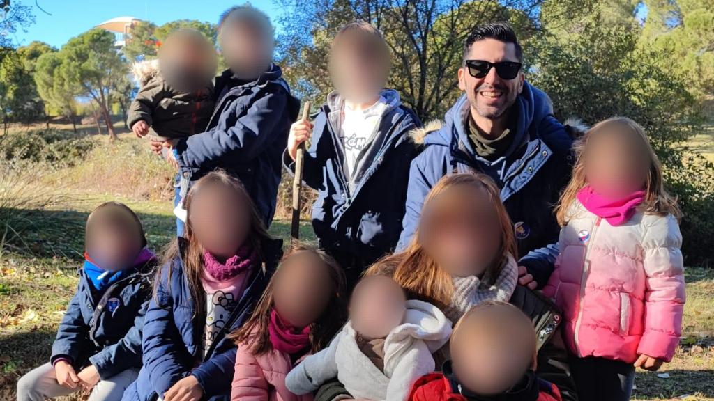 Jorge Bravo con sus nueve hijos.