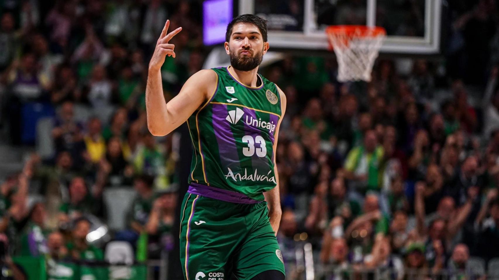 Killian Tillie celebra una canasta en el Unicaja vs. Asisa Joventut de Badalona de la BCL