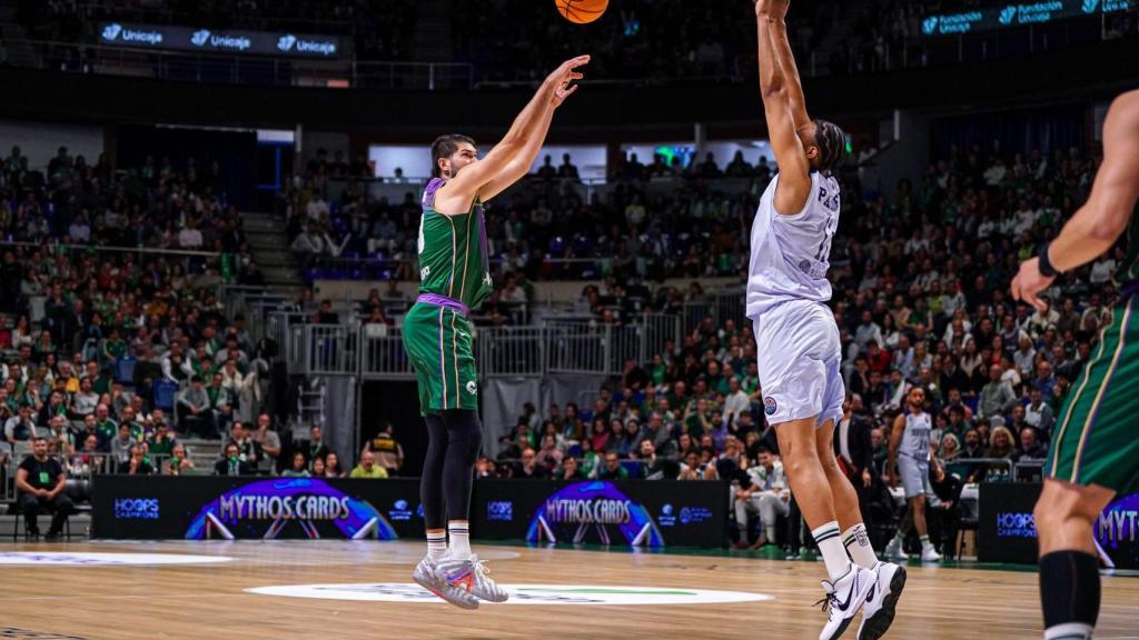 Killian Tillie lanza a canasta durante el Unicaja vs. Asisa Joventut de Badalona de la BCL