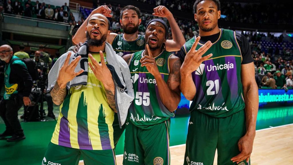 Varios jugadores del Unicaja celebran el liderato en el Grupo K de la BCL