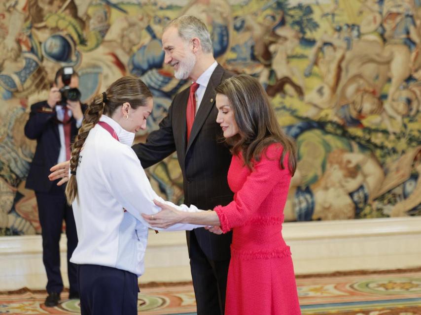 Letizia saluda a la esquiadora de manera cariñosa.