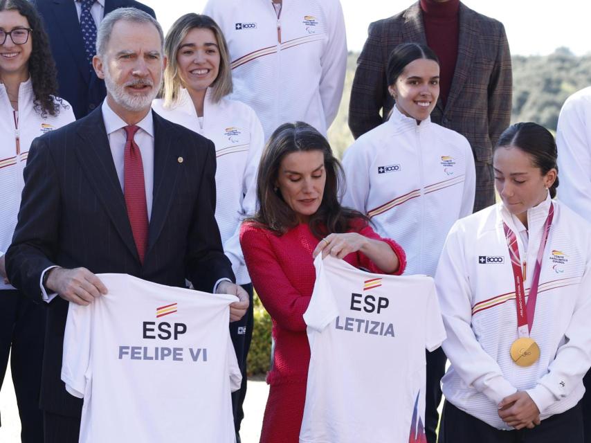 Los Reyes posan con sus camisetas del equipo español.