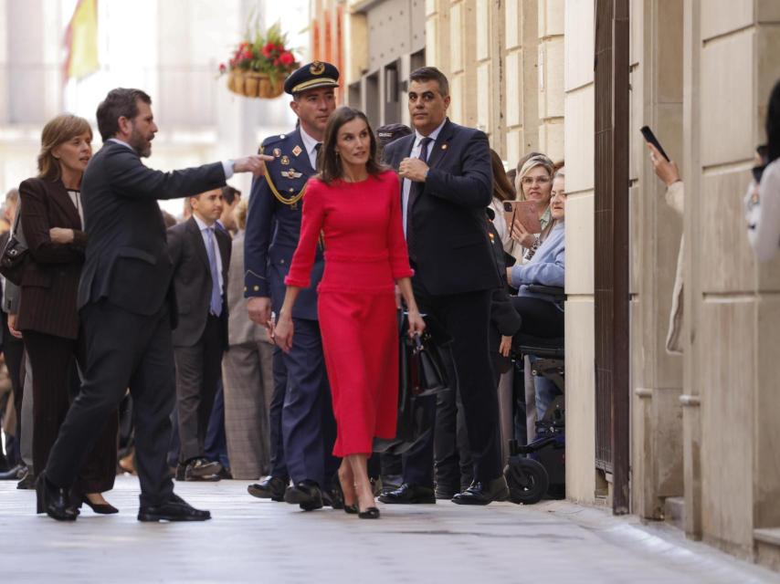 Letizia, con vestido de tweed fucsia, entrando en el Ayuntamiento.