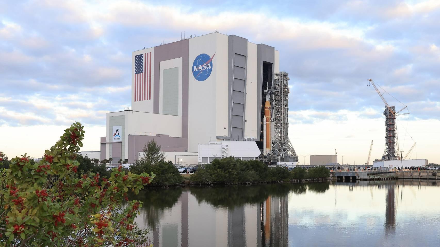 Artemis II en el Edificio de Ensamblaje de Vehículos de la NASA.