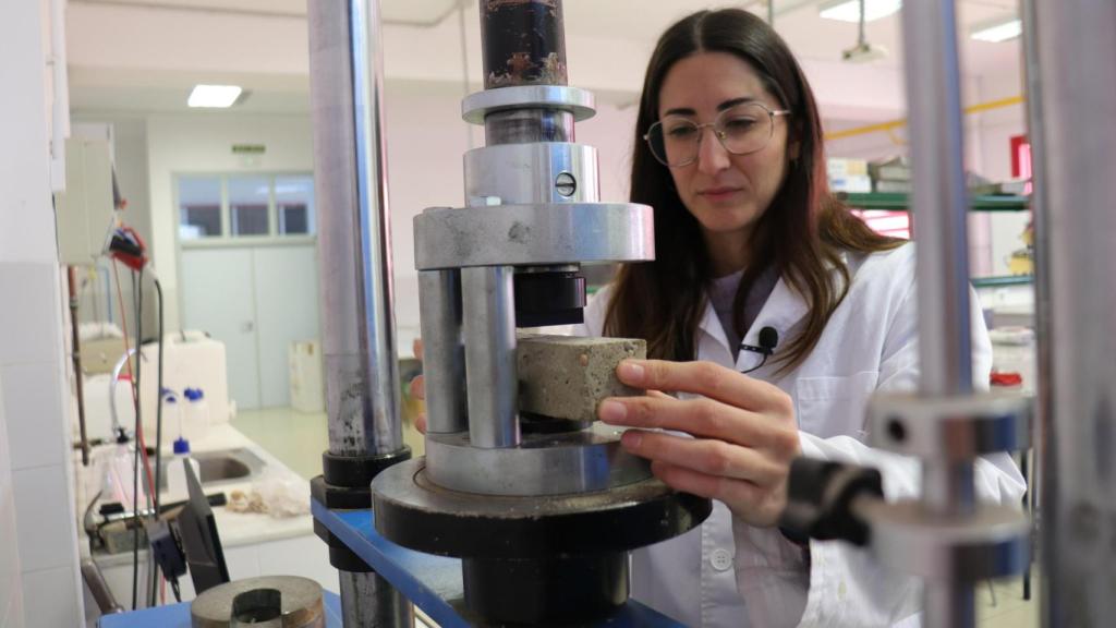 Ágata González Caro con uno de los adoquines fabricados con residuos