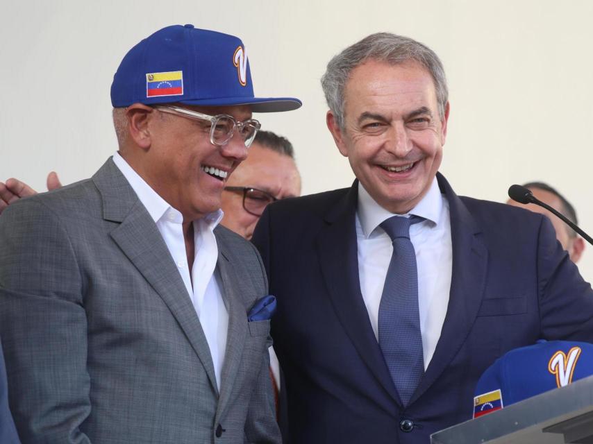 El expresidente del Gobierno José Luis Rodríguez Zapatero habla junto al presidente de la Asamblea Nacional de Venezuela, Jorge Rodríguez, este martes en Caracas (Venezuela).