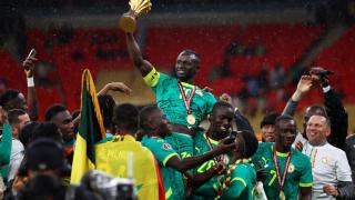 Sadio Mané, levantando el trofeo de la Copa de África ganada por Senegal
