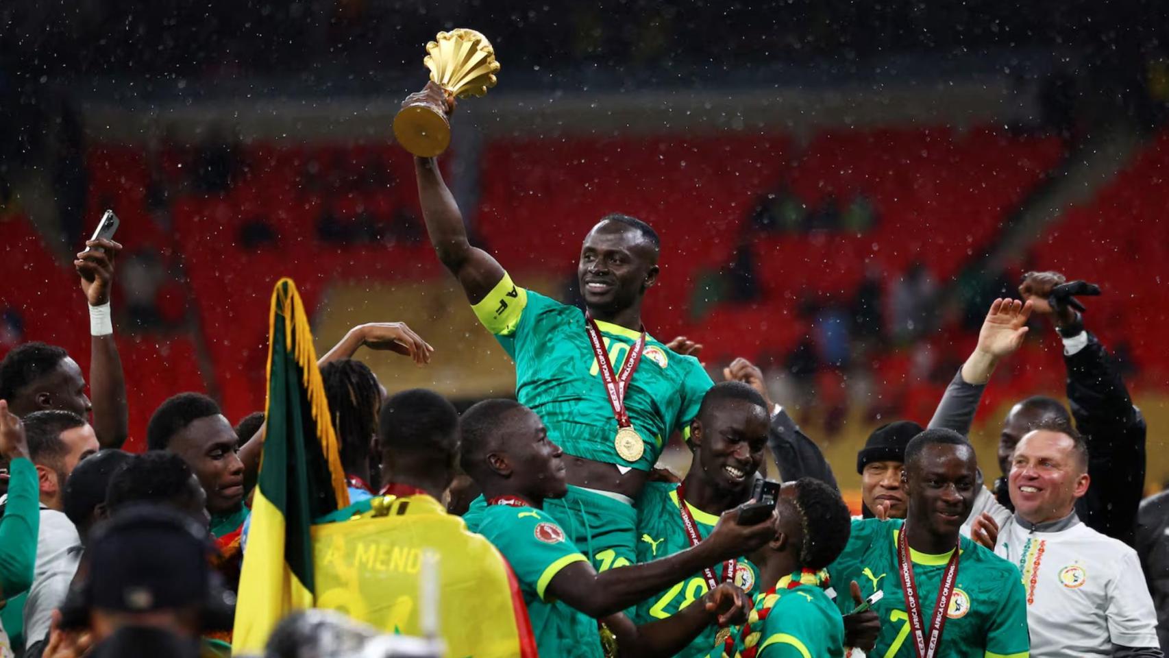 Sadio Mané, levantando el trofeo de la Copa África conquistada por Senegal