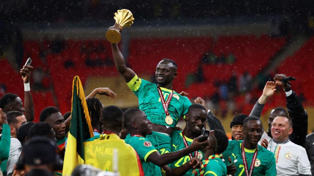 Sadio Mané, levantando el trofeo de la Copa de África ganada por Senegal