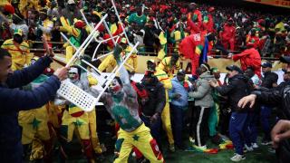 Fanáticos senegaleses enojados durante la final de la Copa Africana