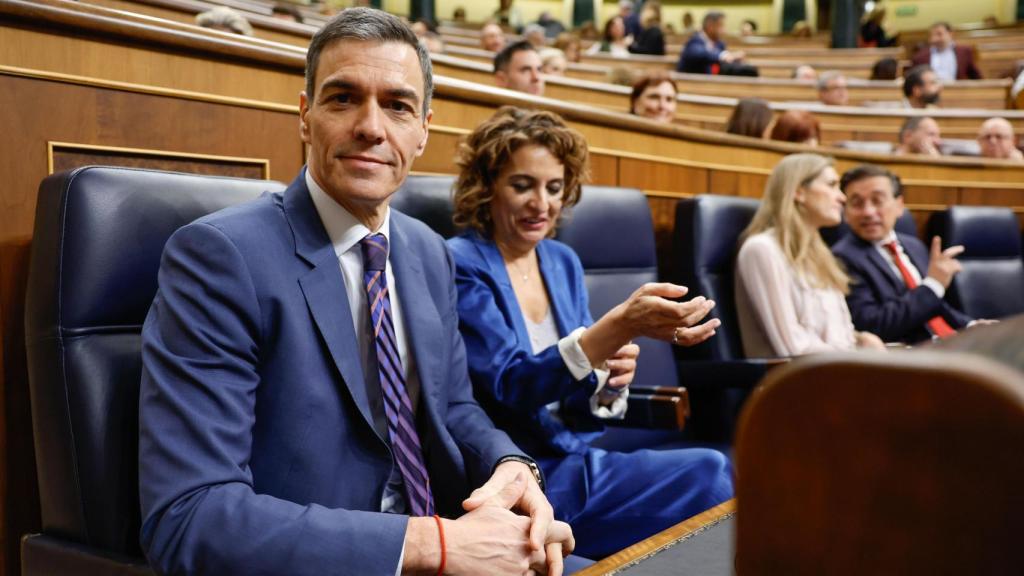 Pedro Sánchez y María Jesús Montero, en la sesión de control al Gobierno de este miércoles.
