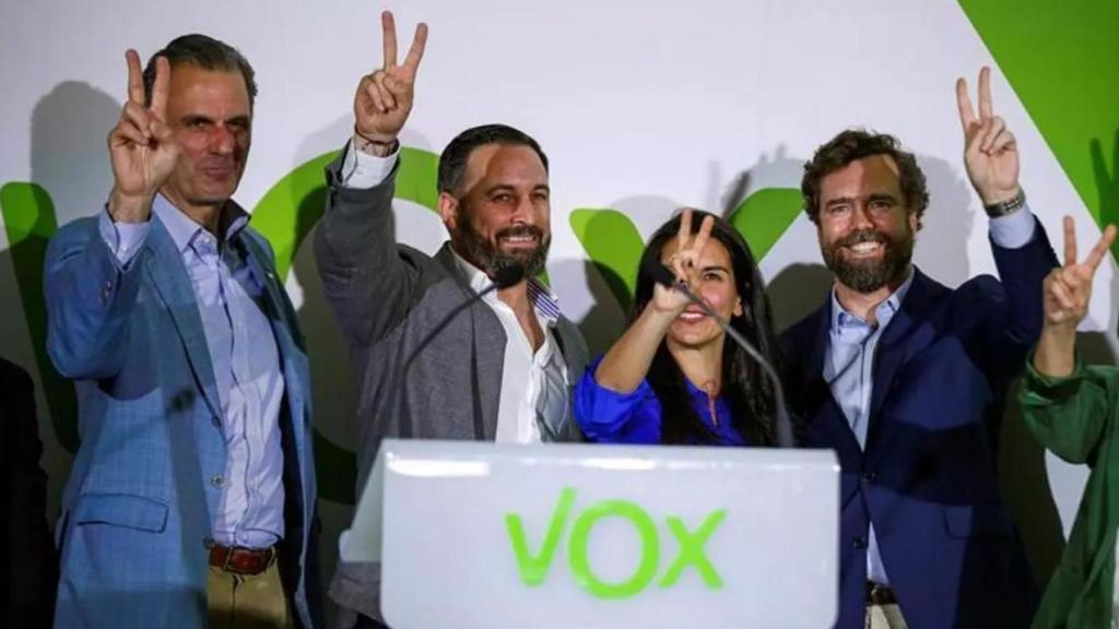 Javier Ortega Smith, Rocío Monasterio e Iván Espinosa son tres de los firmantes del manifiesto. En la imagen, junto con Santiago Abascal.
