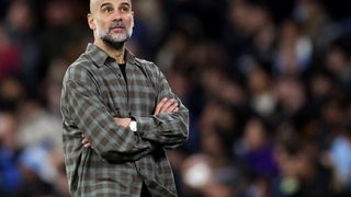 Pep Guardiola, vestido con una camisa de cuadros de la marca Giglio, durante el partido contra el Real Madrid