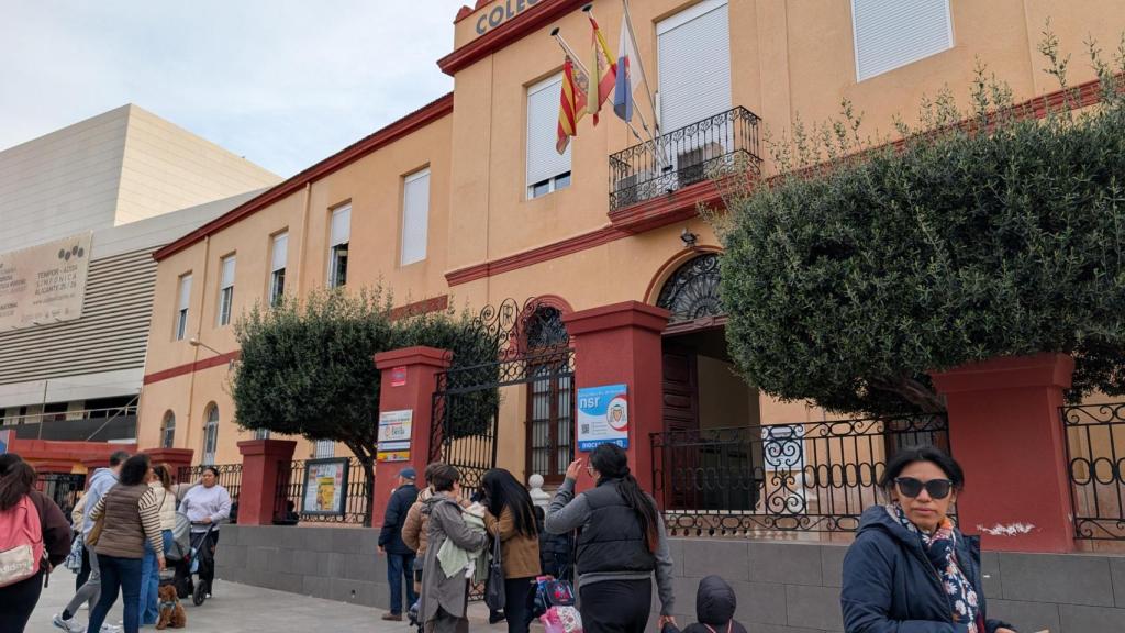 La entrada del centro escolar, este miércoles a las 9 de la mañana.