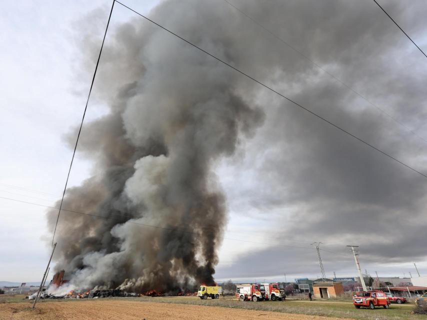 Declarado el nivel 1 del Plancal el incendio originado esta madrugada en una nave de caucho y plásticos de La Bañeza (León)