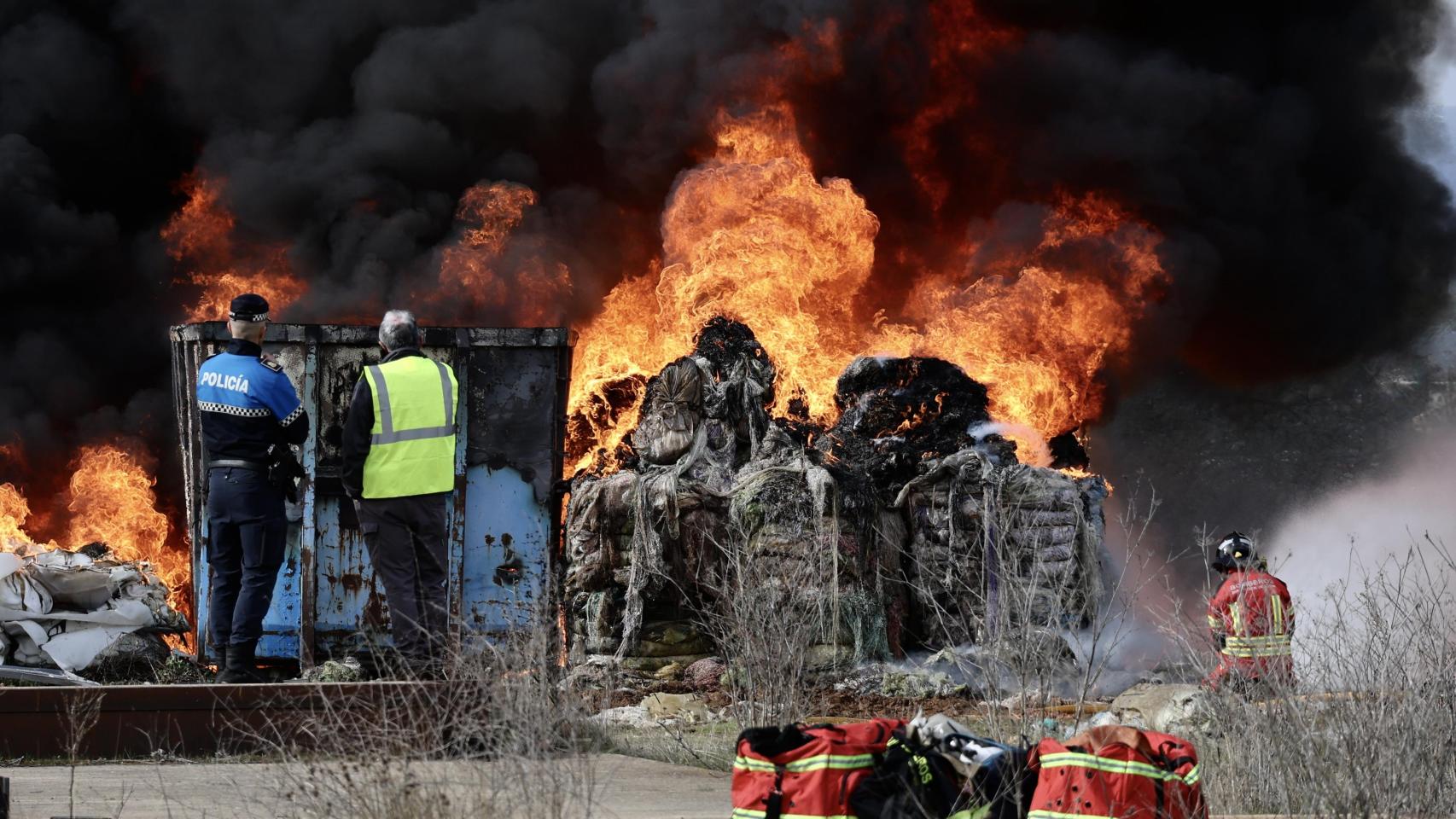 Incendio originado esta madrugada en una nave de caucho y plásticos de La Bañeza (León)