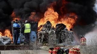 Incendio originado esta madrugada en una nave de caucho y plásticos de La Bañeza (León)