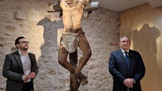 El presidente, Javier Fáundez y el vicepresidente, Víctor López de la Parte tras el descubrimiento de la obra adquirida por la Diputación de Ricardo Flecha.