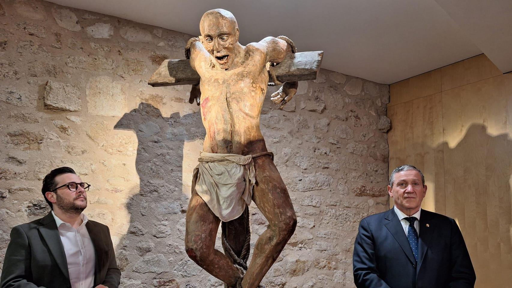 El presidente, Javier Fáundez y el vicepresidente, Víctor López de la Parte tras el descubrimiento de la obra adquirida por la Diputación de Ricardo Flecha.