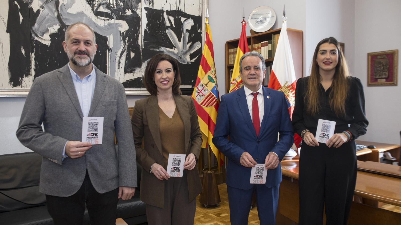 El presidente, Juan Antonio Sánchez Quero, y la vicepresidenta, Teresa Ladrero, con Nerea Marín (En Común-IU) y José Manuel Latorre (CHA).