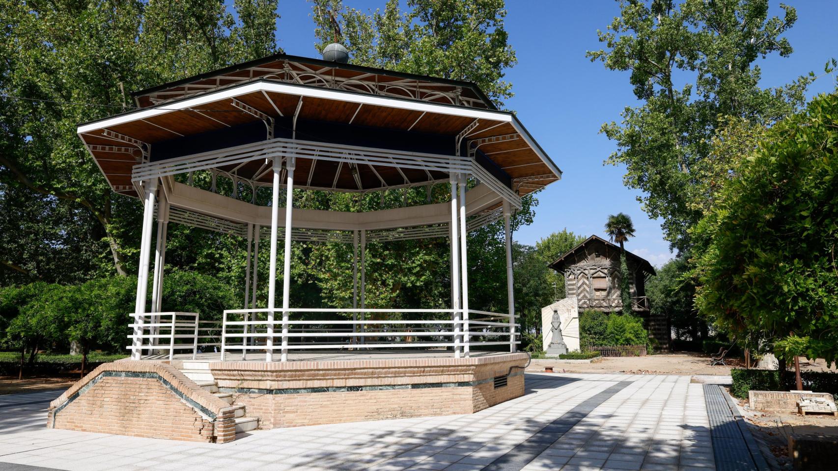 El templete de la Vega y la Casa del Corcho -al fondo- son dos de los elementos del parque que se mantienen con la gran obras de remodelación del paseo de la Vega.