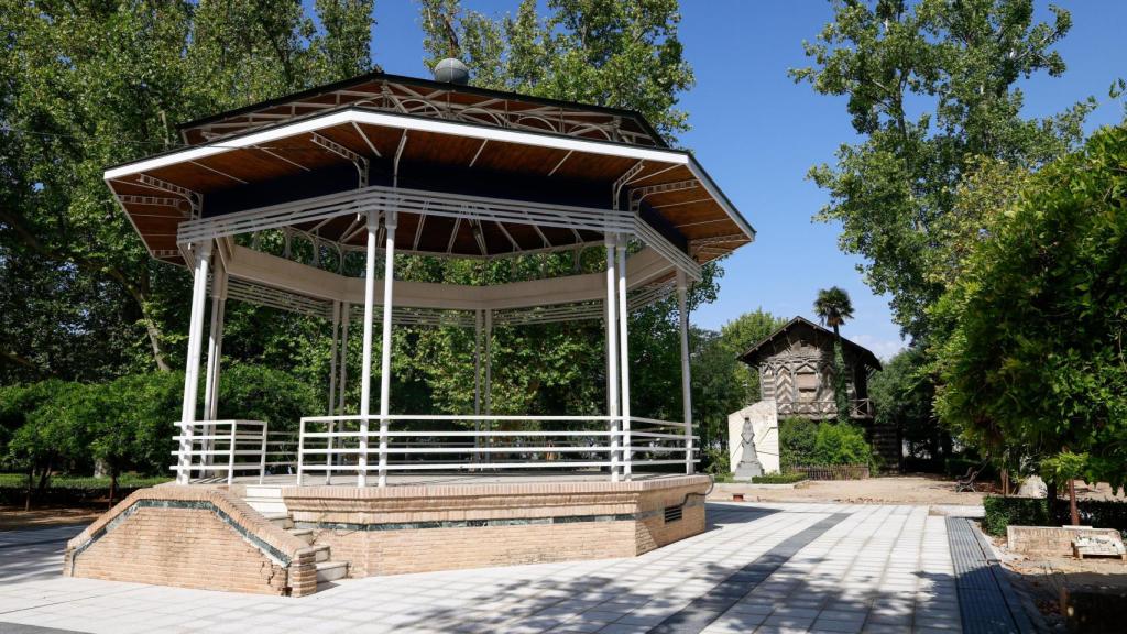 El templete de la Vega y la Casa del Corcho -al fondo- son dos de los elementos del parque que se mantienen con la gran obras de remodelación del paseo de la Vega.