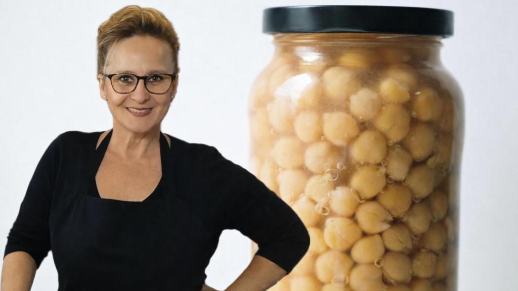 Isabel junto a unos garbanzos de bote.