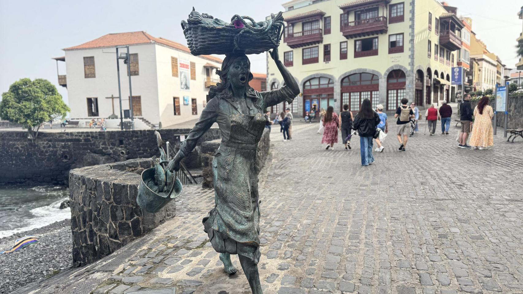 Monumento a la pescadora, situado en la plaza de Europa del Puerto de la Cruz.