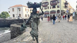 Monumento a la pescadora, situado en la plaza de Europa del Puerto de la Cruz.