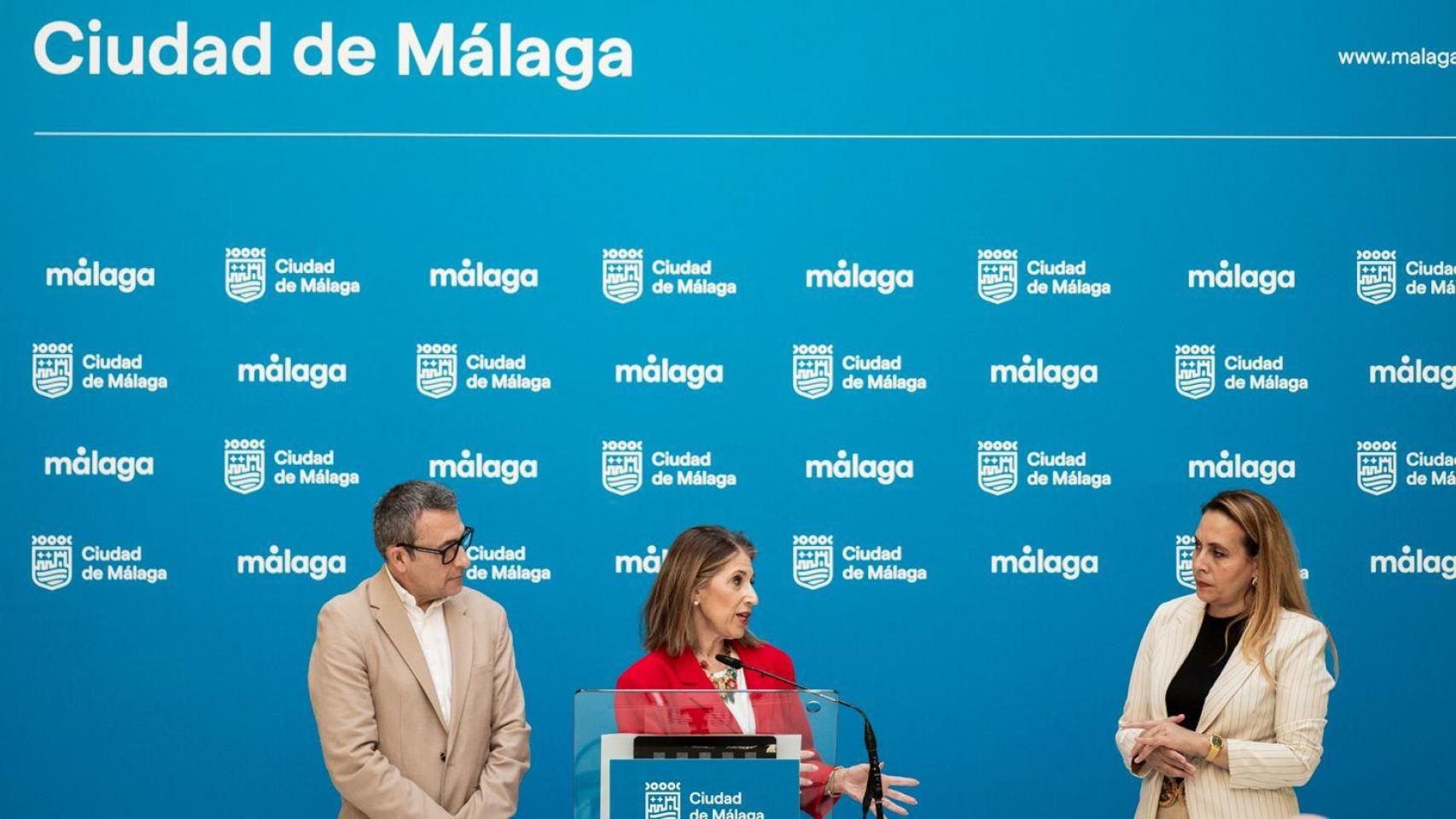 El presidente de la Fundación de la Universidad Europea, Sergio Calvo; la concejala de Educación, María Paz Flores, y la presidenta de la asociación Dosta, Vanessa Jiménez.