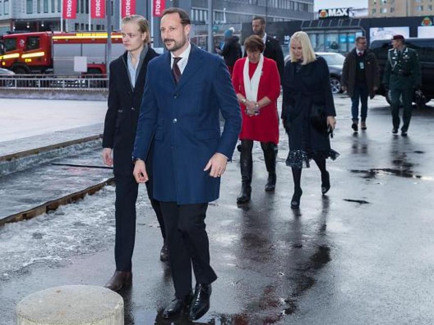 Marius Borg con Haakon de Noruega y Mette-Marit.