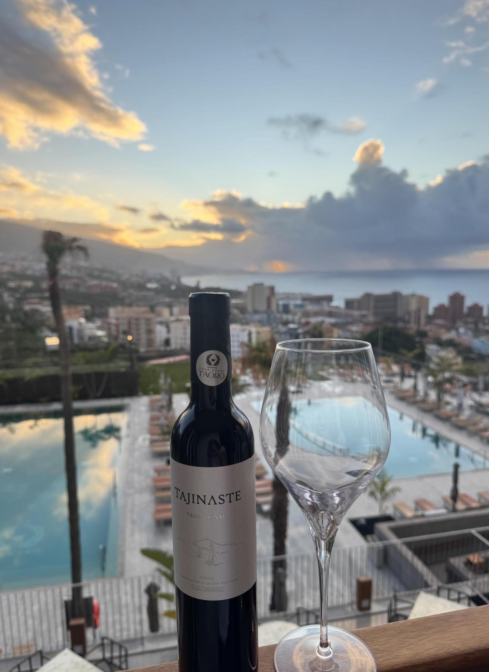 Vista desde una de las terrazas del Gran Hotel Taoro y un vino de Tenerife norte.